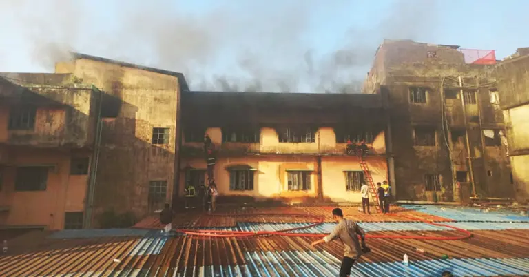 আগুনে ক্ষতিগ্রস্ত ভবন